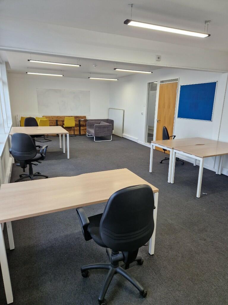 Office in Hull - photo 4