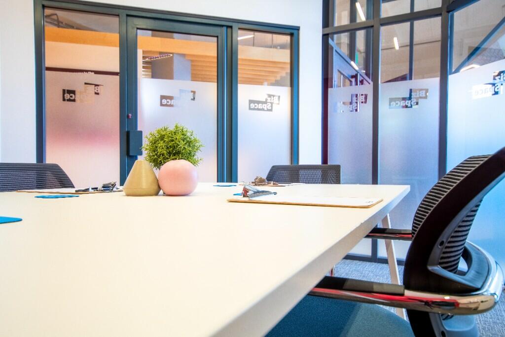 Office in Gateshead - photo 2