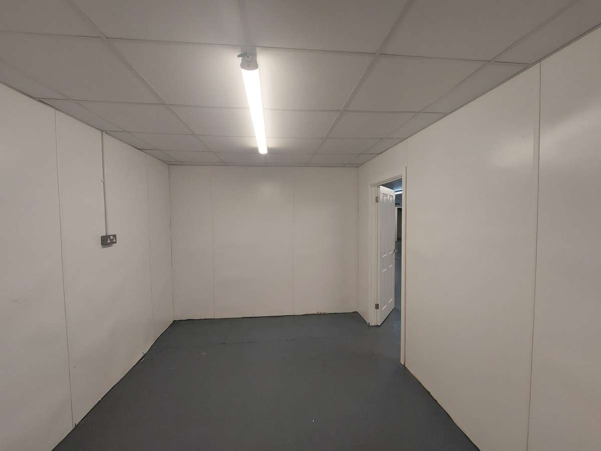 Industrial Unit in Kilmarnock - photo 3