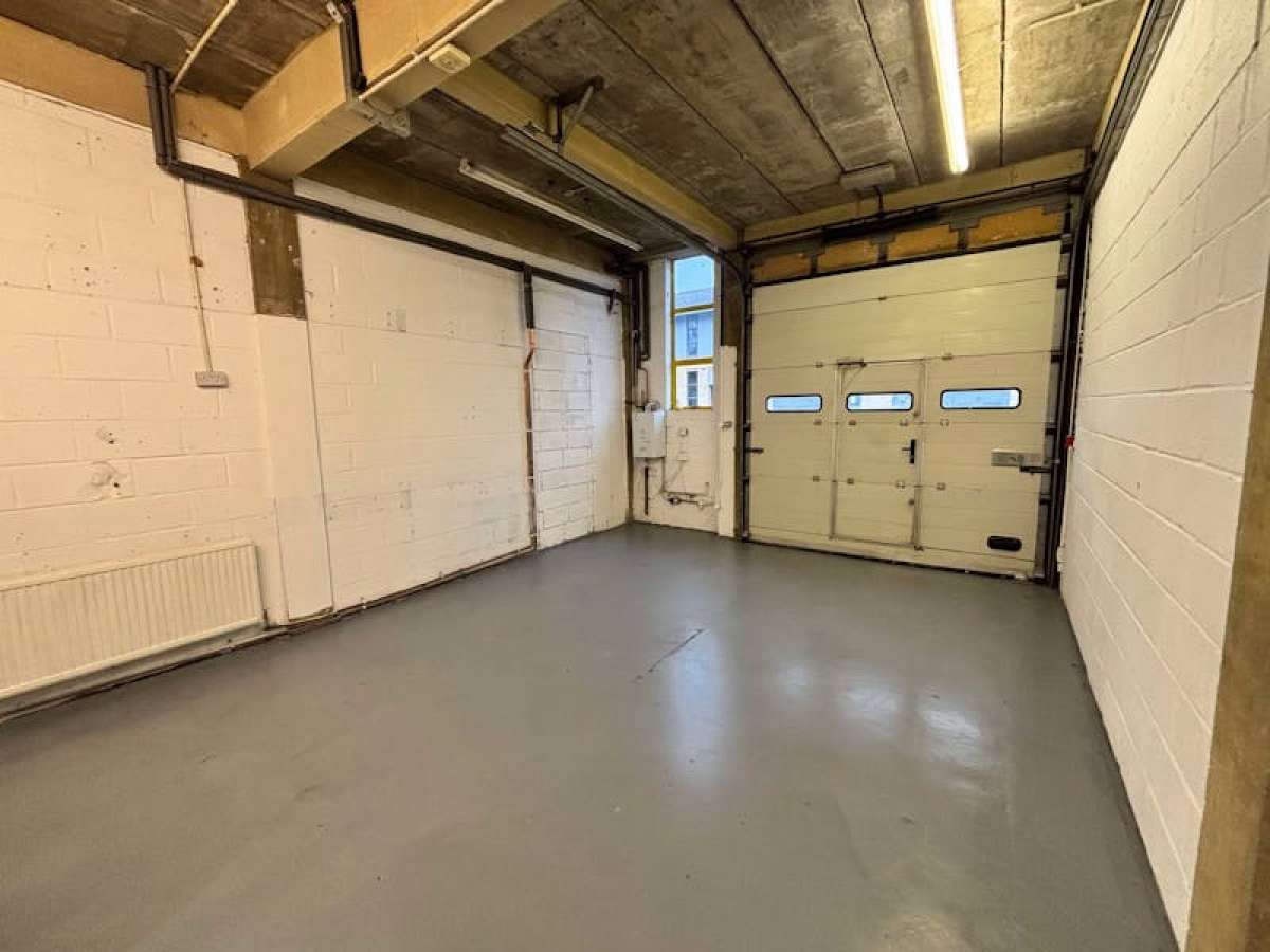 Industrial Unit in Farnborough - photo 3