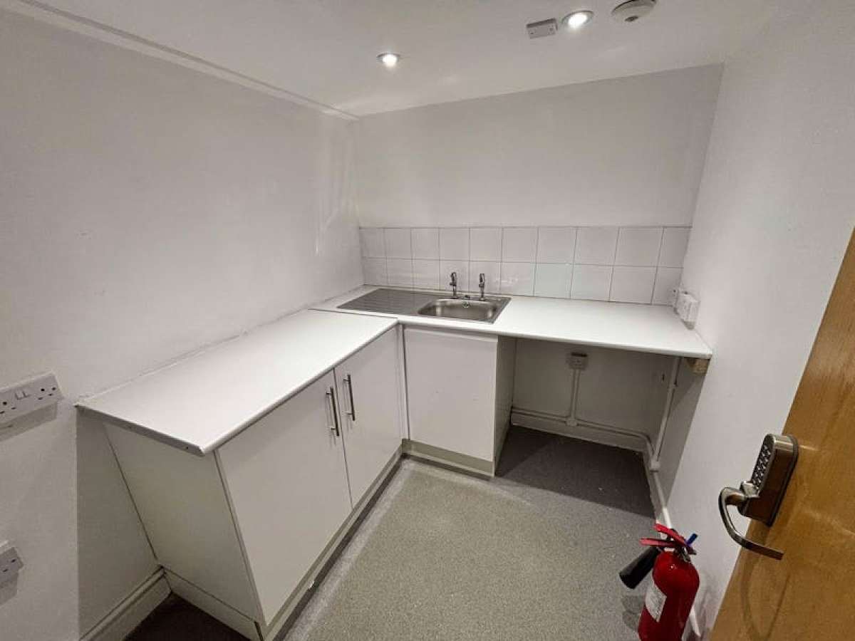 Industrial Unit in Farnborough - photo 4