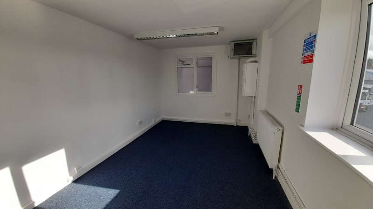 Industrial Unit in Basingstoke - photo 3