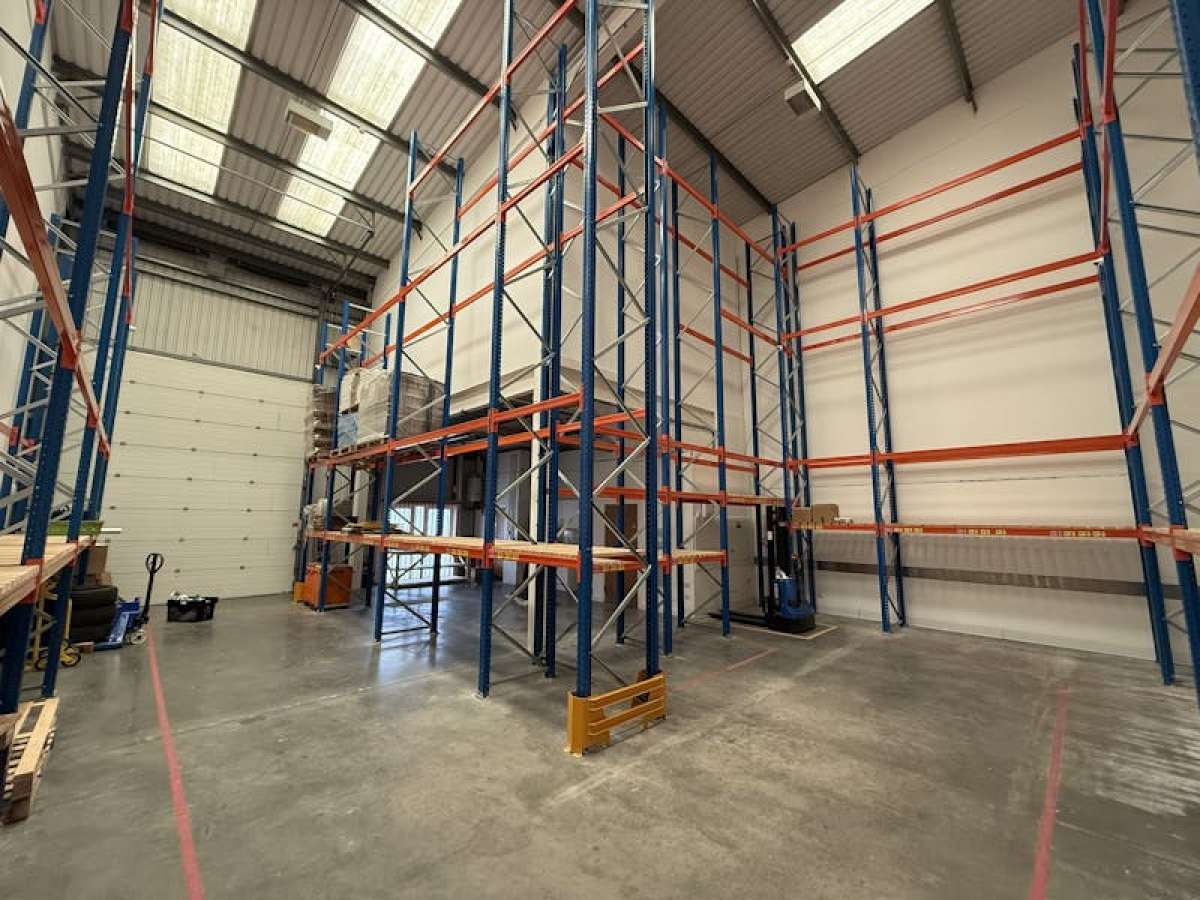 Industrial Unit in Weybridge - photo 2