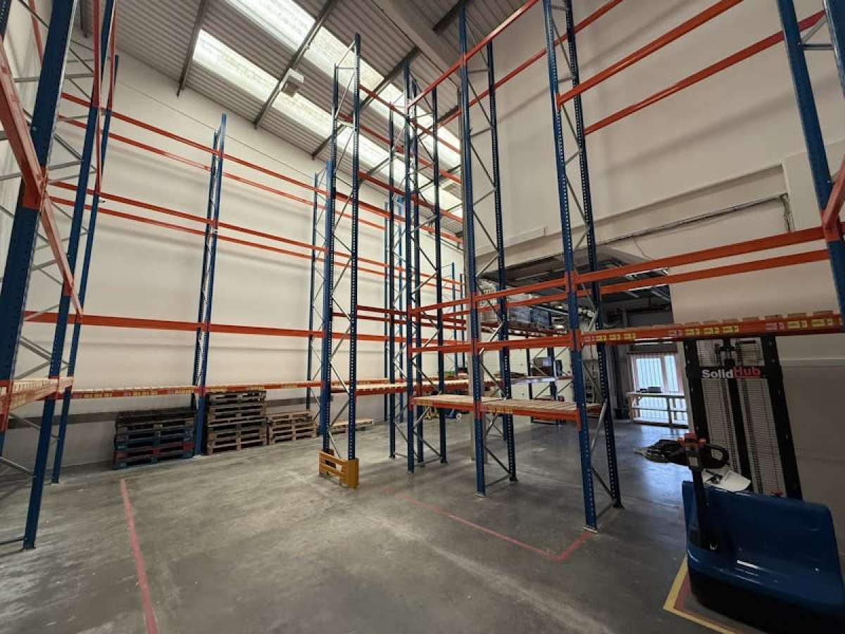 Industrial Unit in Weybridge - photo 3