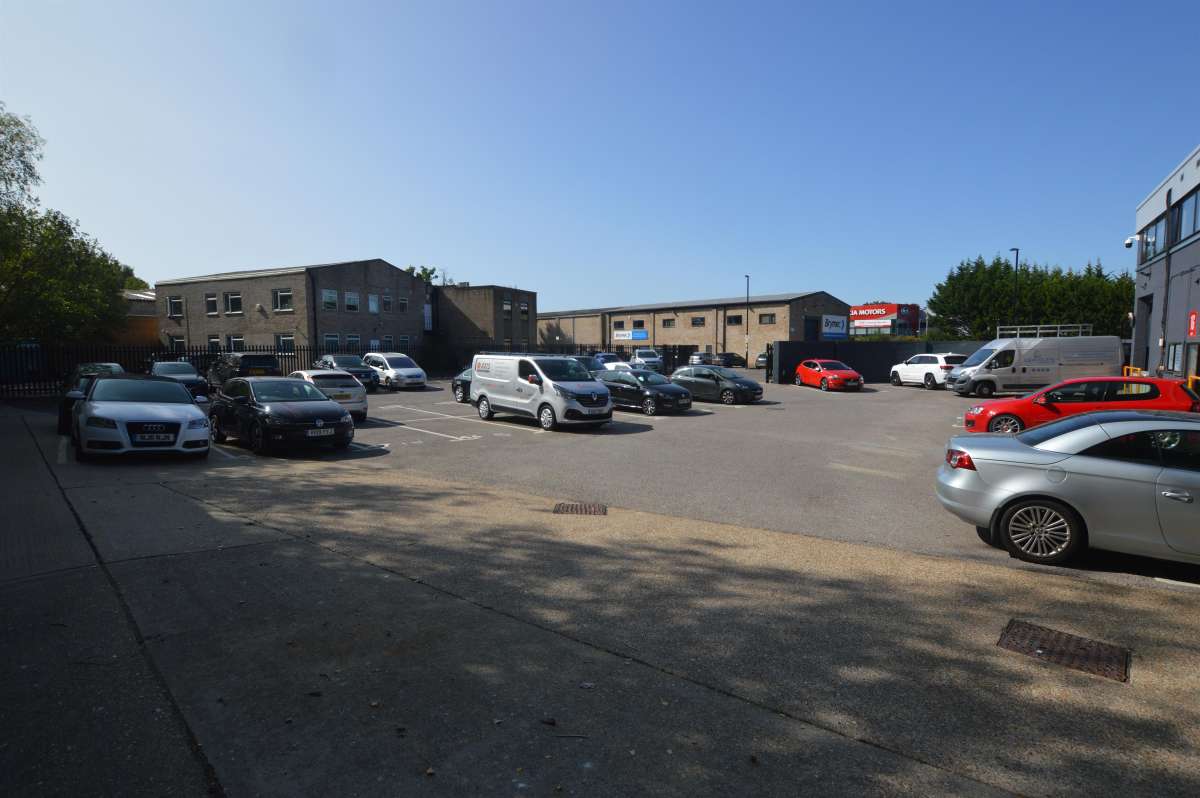 Industrial Unit in Coulsdon - photo 2