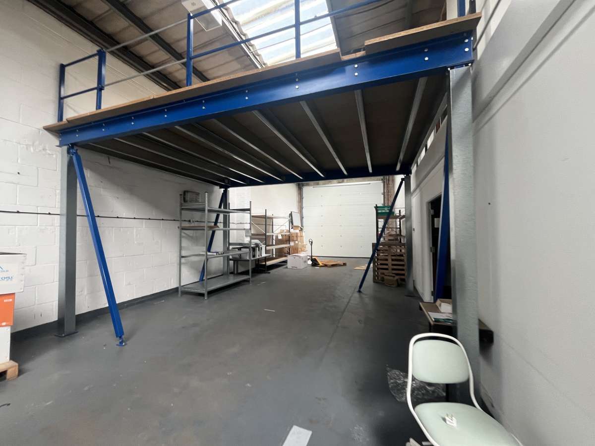 Industrial Unit in Crawley - photo 2