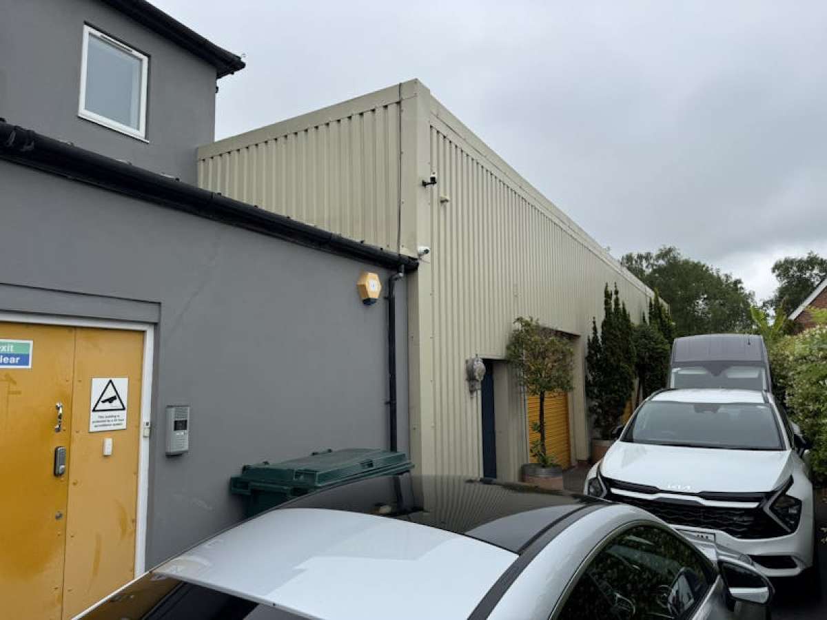 Industrial Unit in Chertsey - photo 4