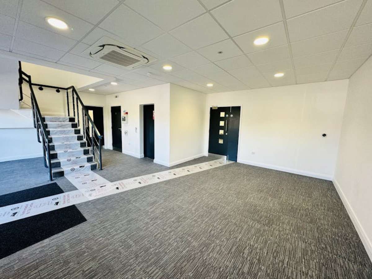 Industrial Unit in Farnborough - photo 3