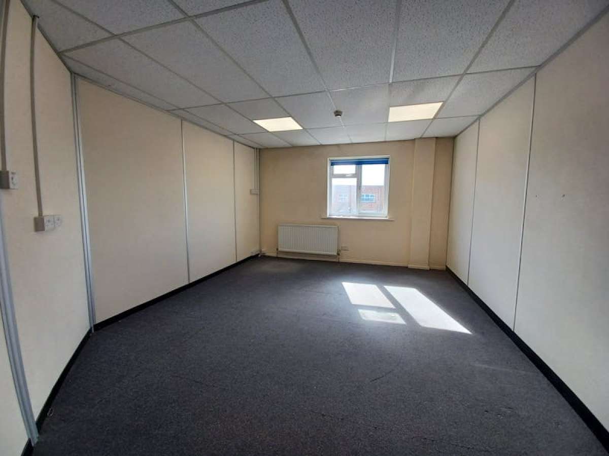 Industrial Unit in Sunbury-on-Thames - photo 4