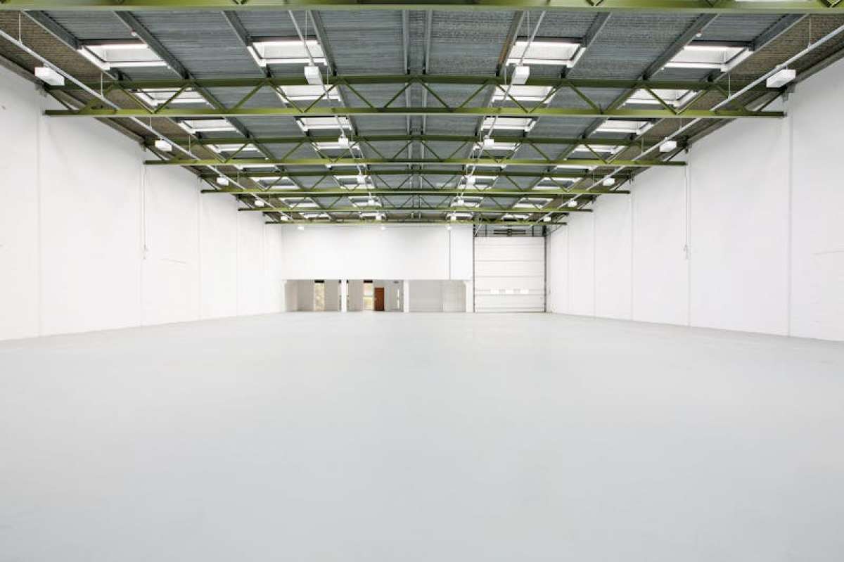 Industrial Unit in Camberley - photo 2