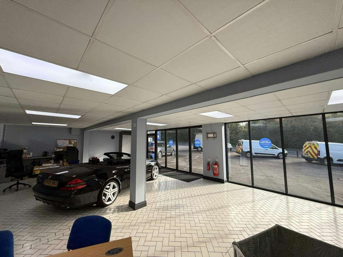 Industrial Unit in Waterlooville - photo 2