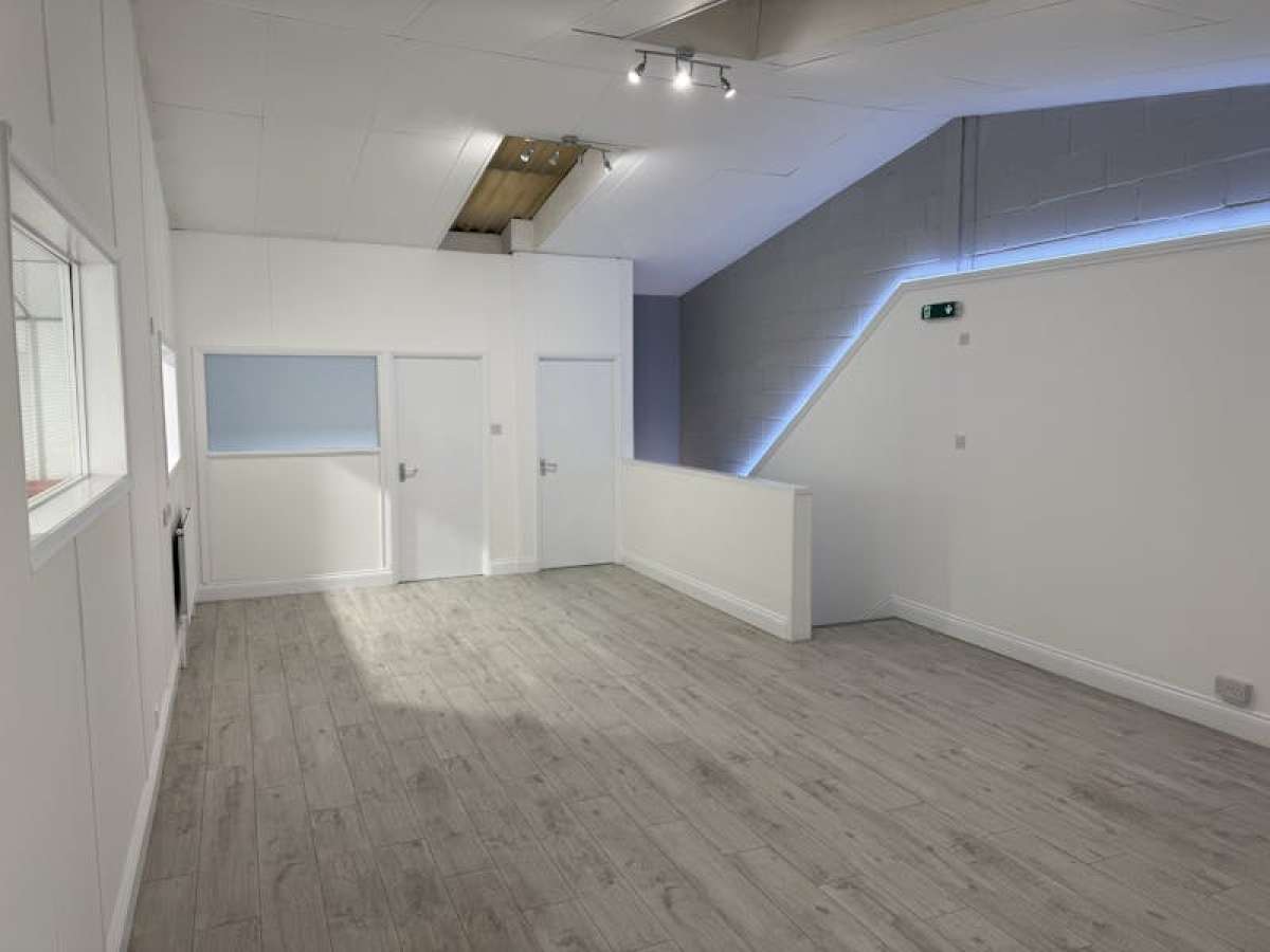 Industrial Unit in Woking - photo 4