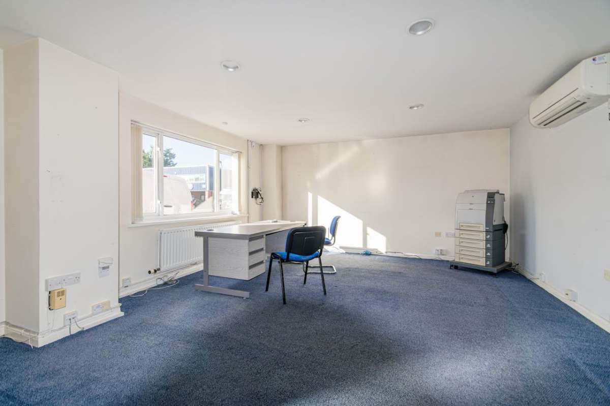 Industrial Unit in Ringwood - photo 3