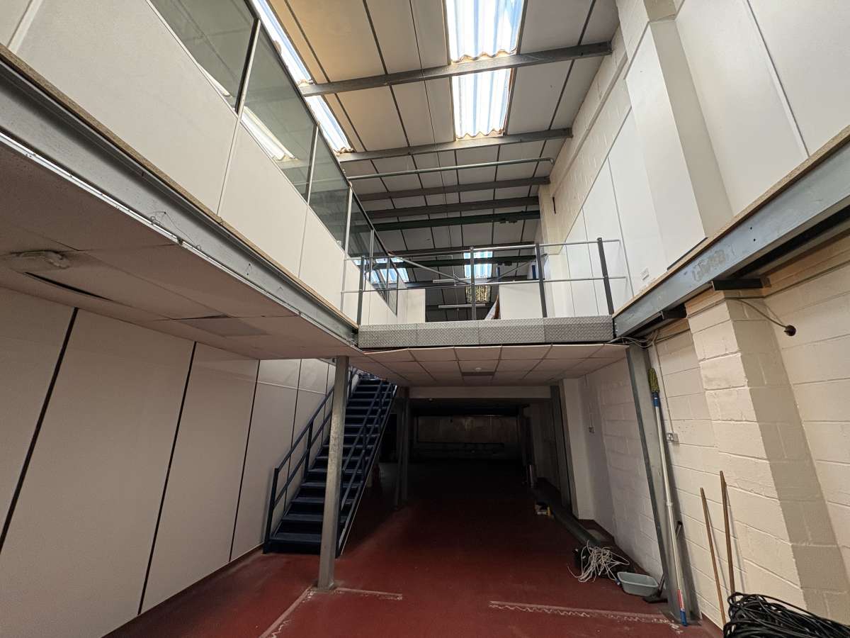 Industrial Unit in Crawley - photo 3