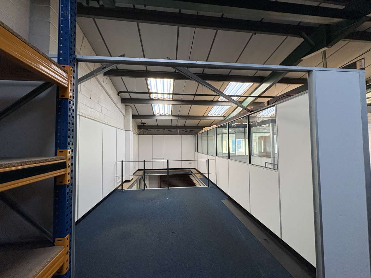Industrial Unit in Crawley - photo 4