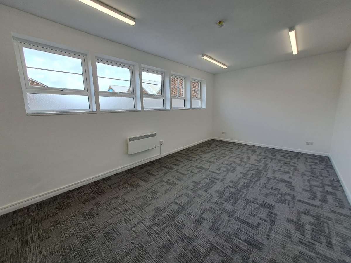 Industrial Unit in Welwyn Garden City - photo 2