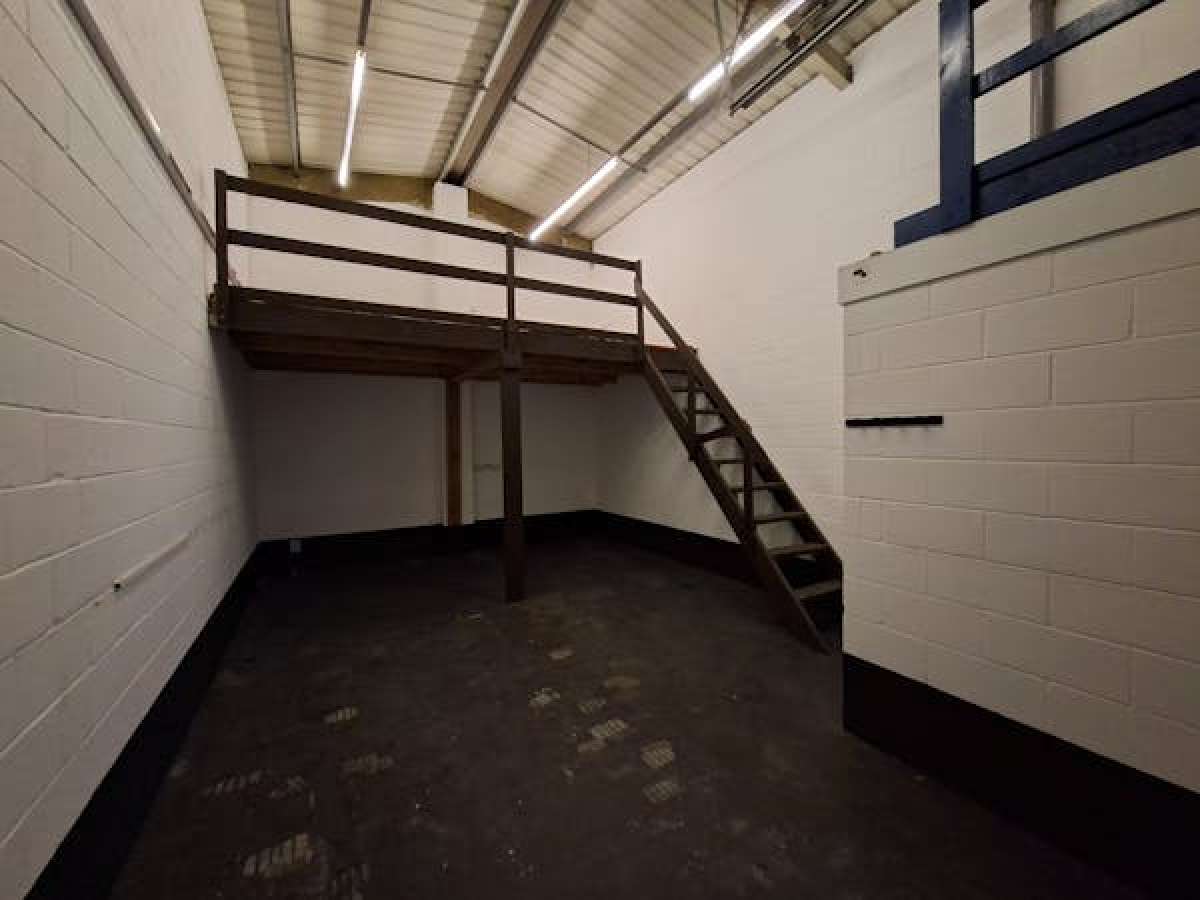 Industrial Unit in Newark - photo 2