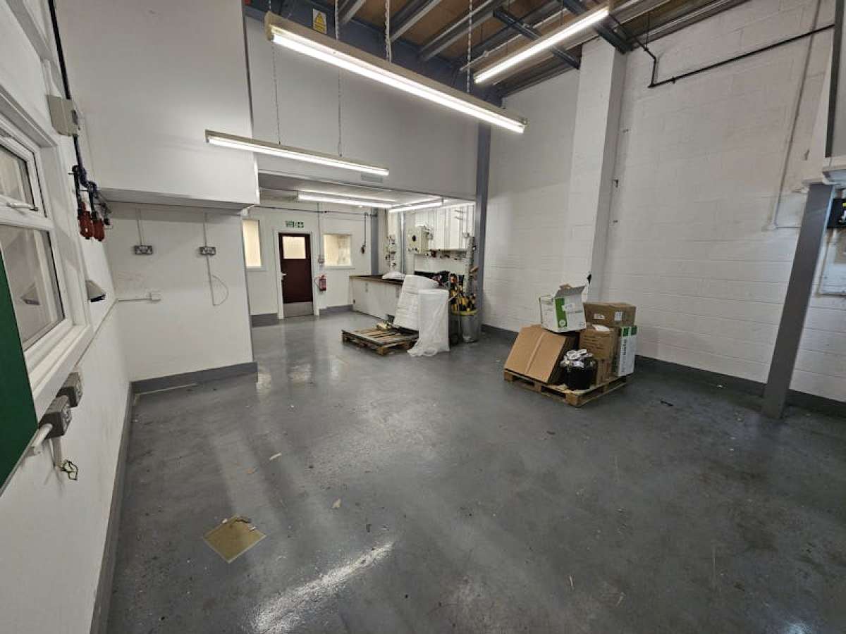 Industrial Unit in London - photo 3