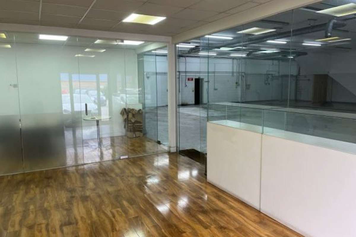 Industrial Unit in Hainault - photo 3