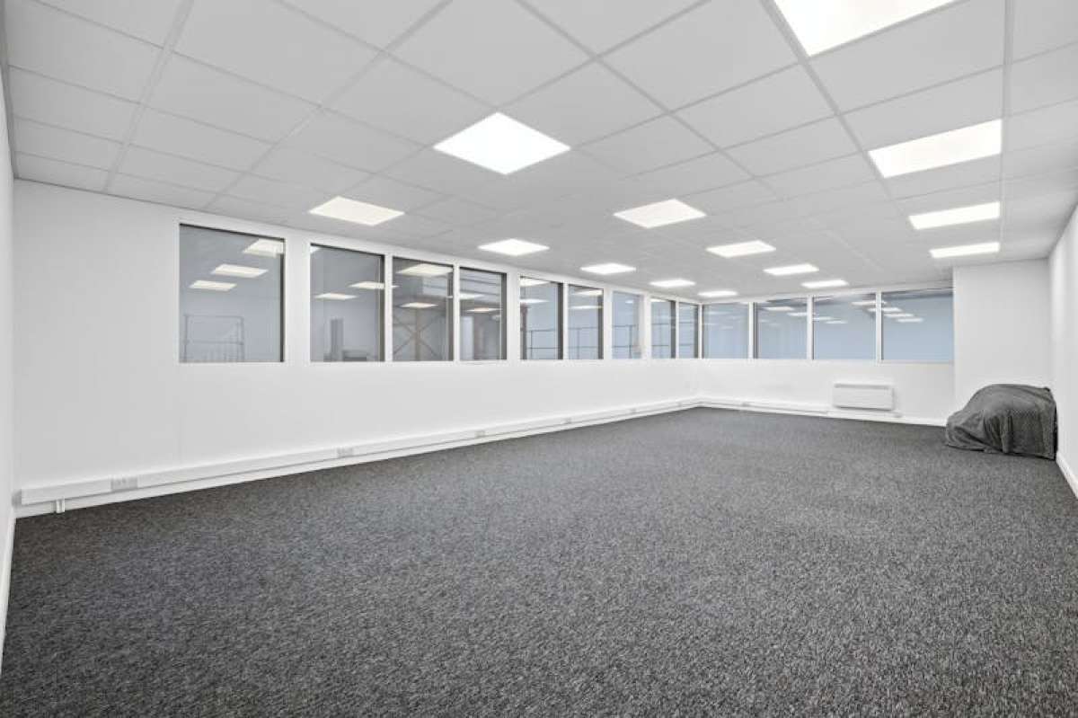 Industrial Unit in London - photo 2