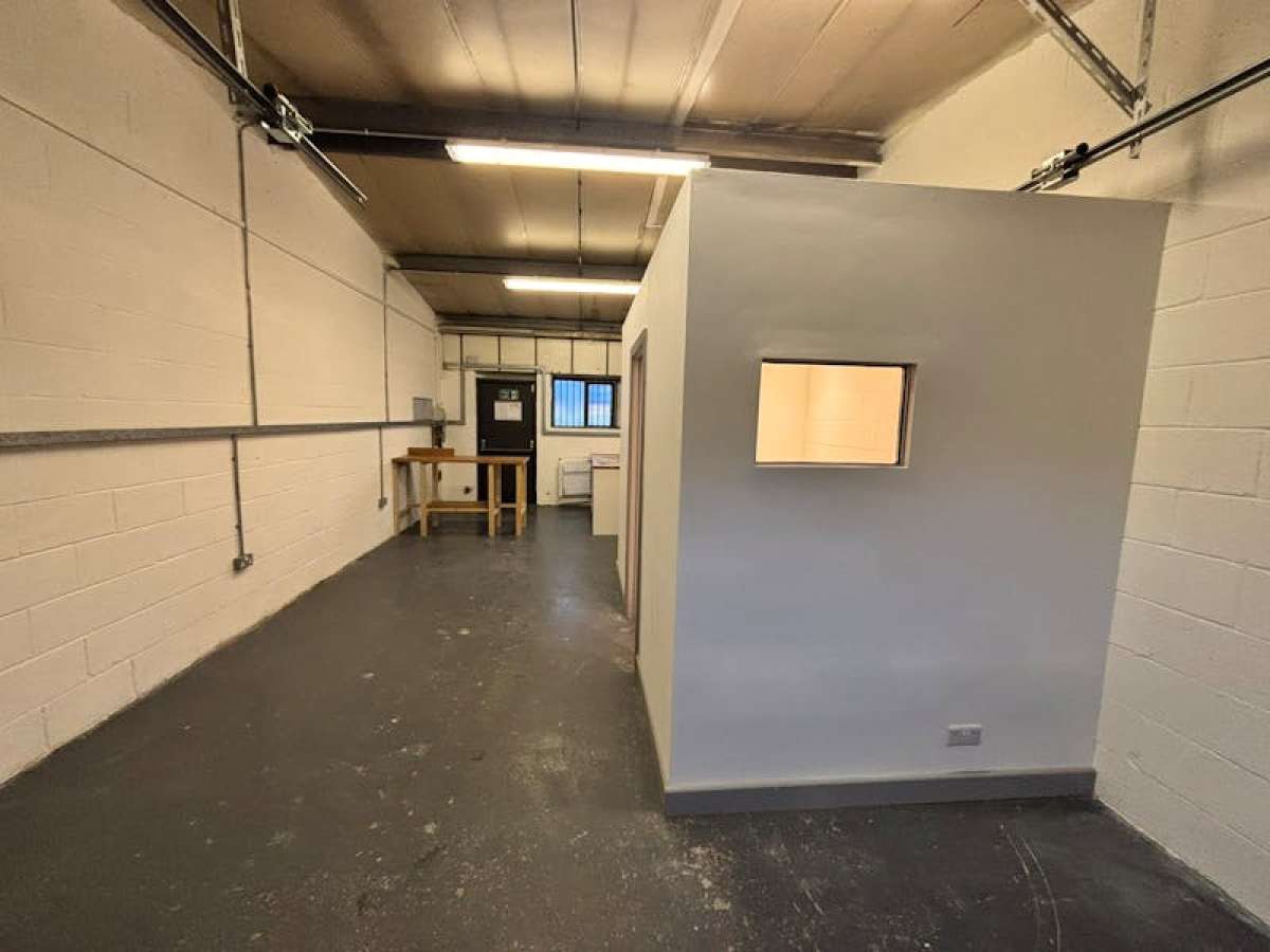 Industrial Unit in Fareham - photo 2
