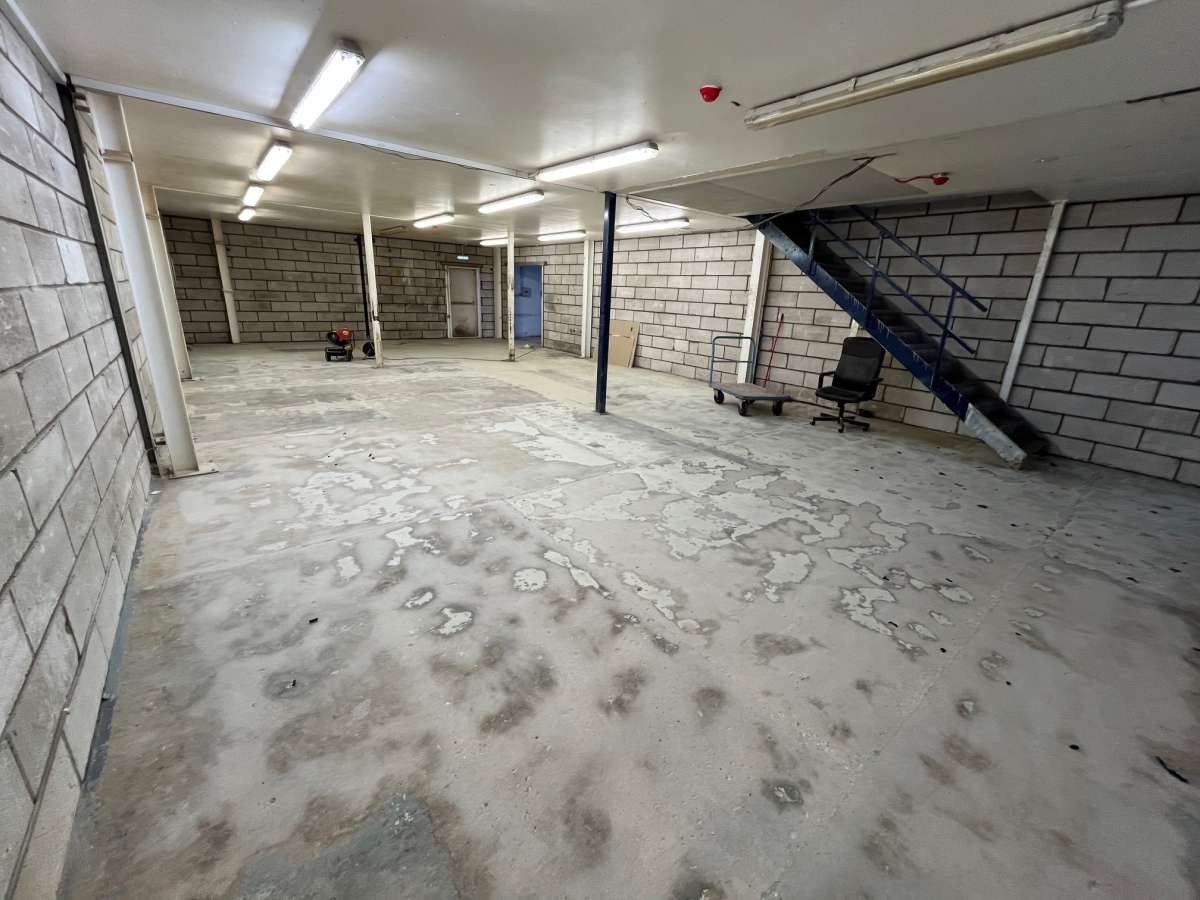 Industrial Unit in Whitehall Ind. Estate - photo 3