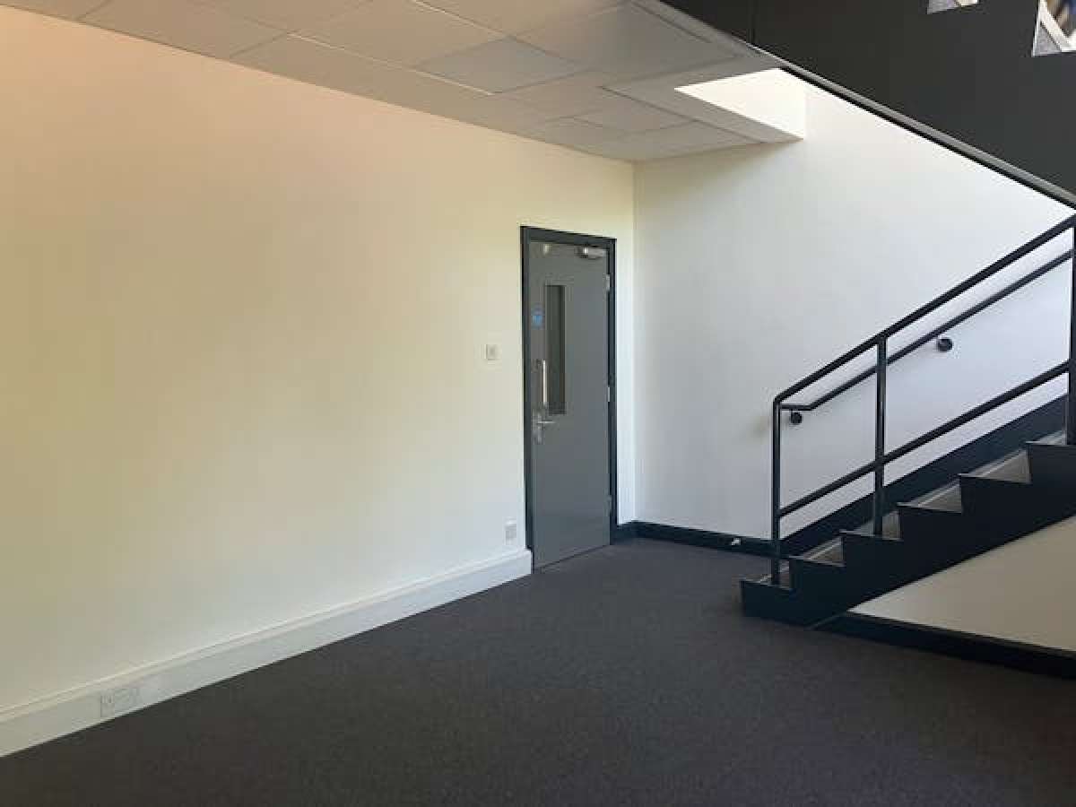 Industrial Unit in Worcester - photo 3