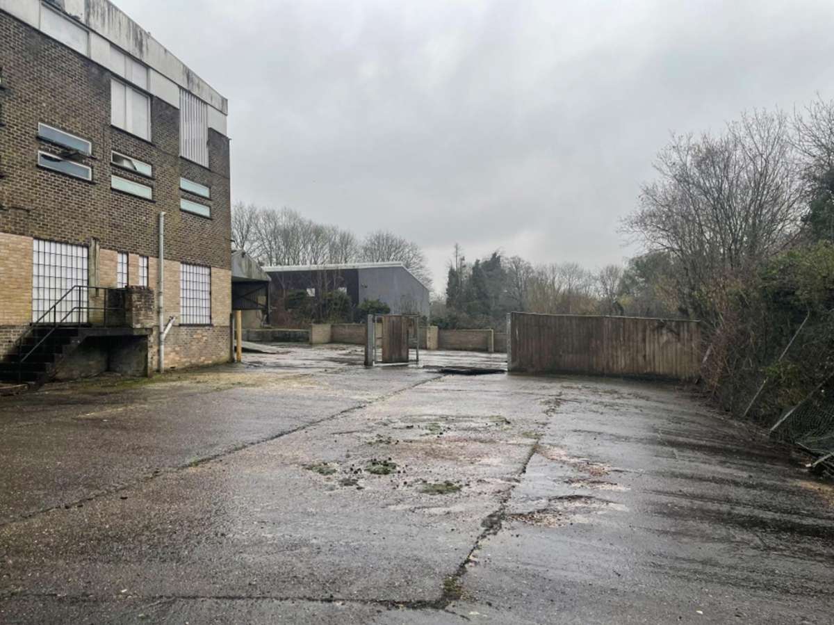 Industrial Unit in Basingstoke - photo 2