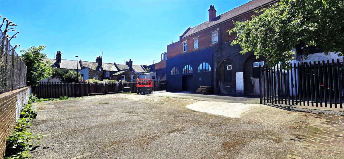 Industrial Unit in London - photo 4