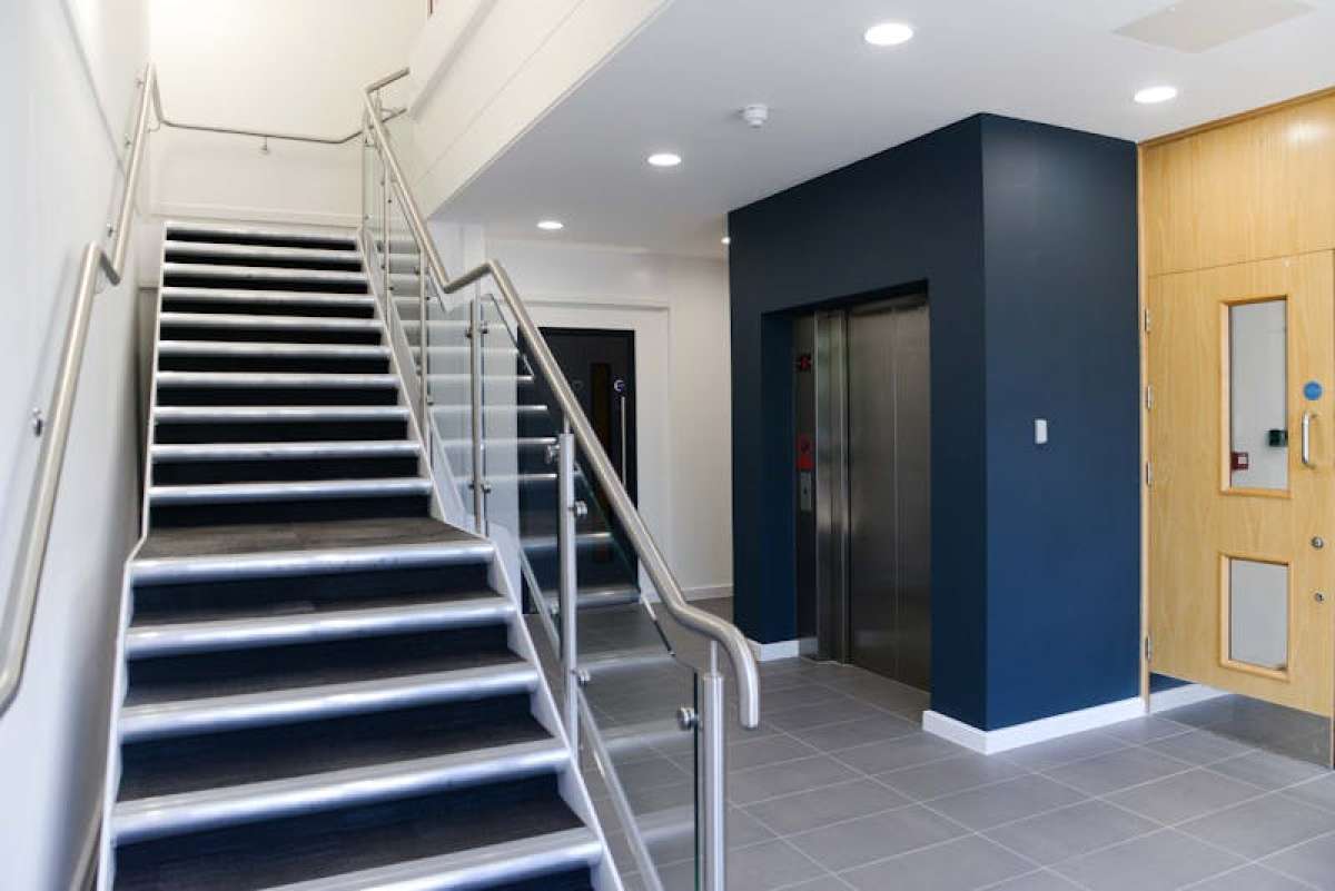 Office in Frimley - photo 3