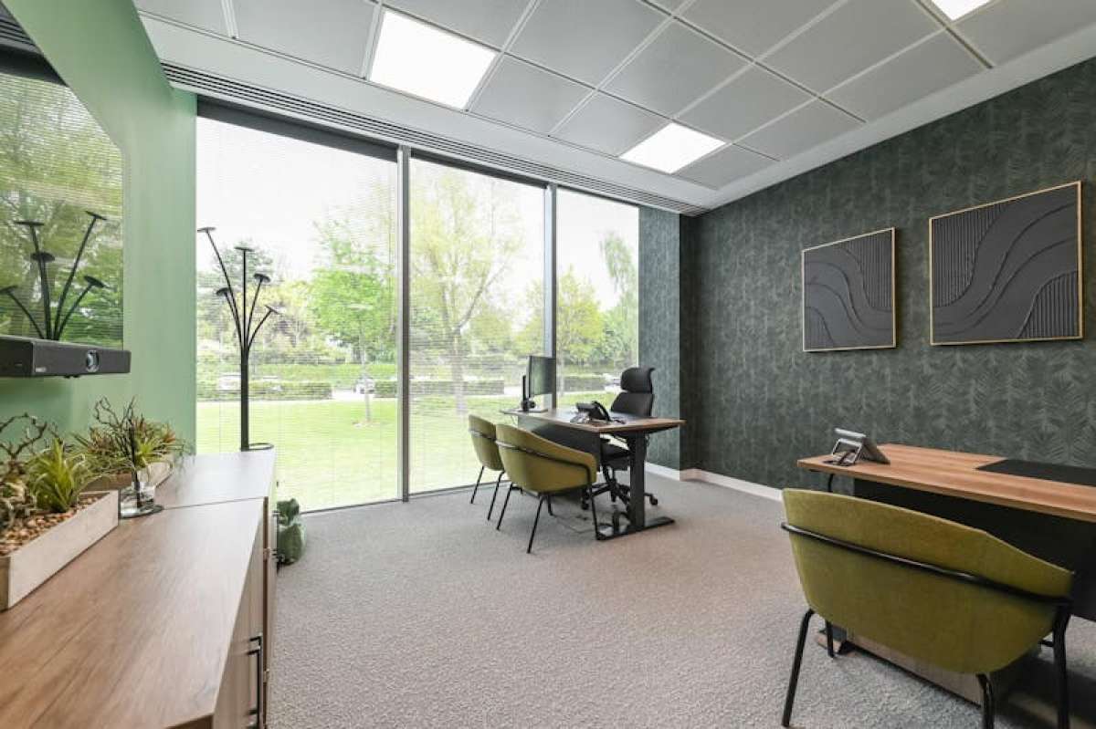 Office in Weybridge - photo 2