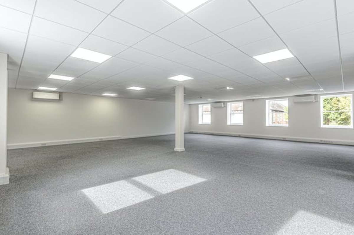 Office in Staines - photo 4