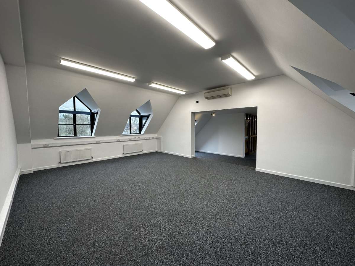 Office in Stevenage - photo 2