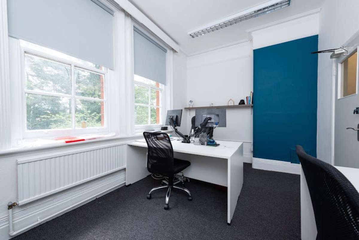 Office in Bordon - photo 3