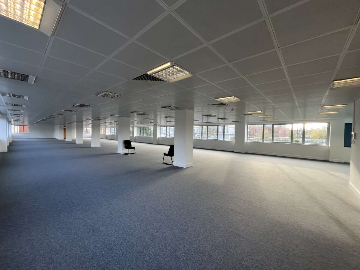 Office in Crawley - photo 4