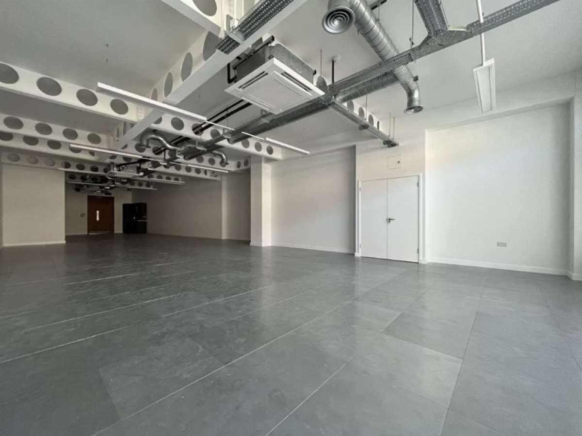 Office in Crawley - photo 4