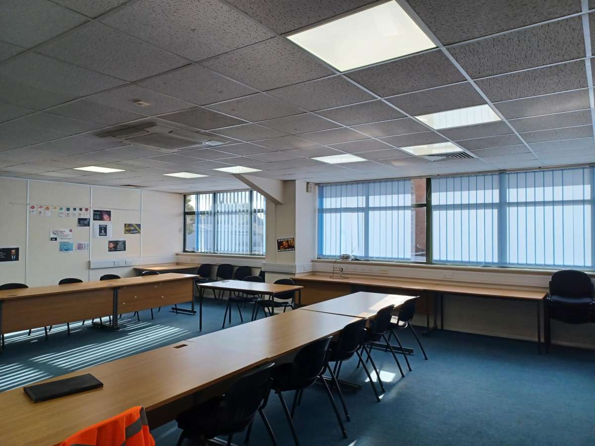 Office in Leatherhead - photo 3