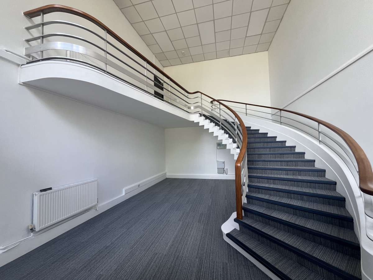 Office in Crawley - photo 2