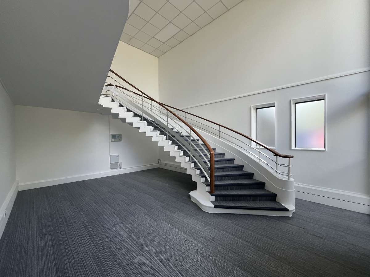 Office in Crawley - photo 3