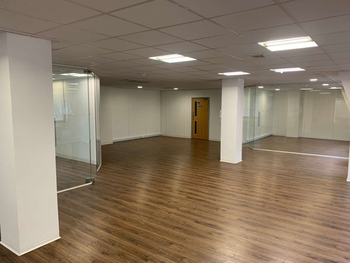 Office in Kingston-Upon-Thames - photo 4