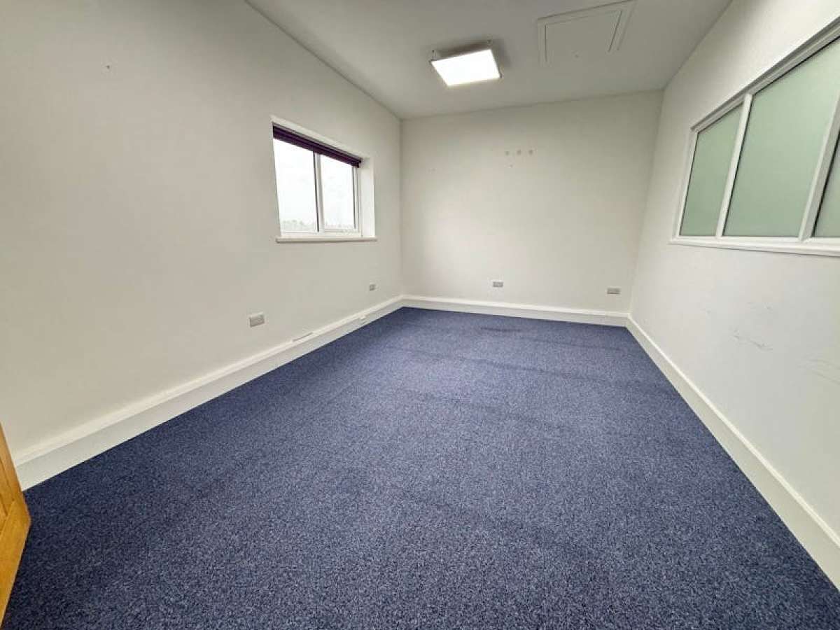 Office in Bordon - photo 3