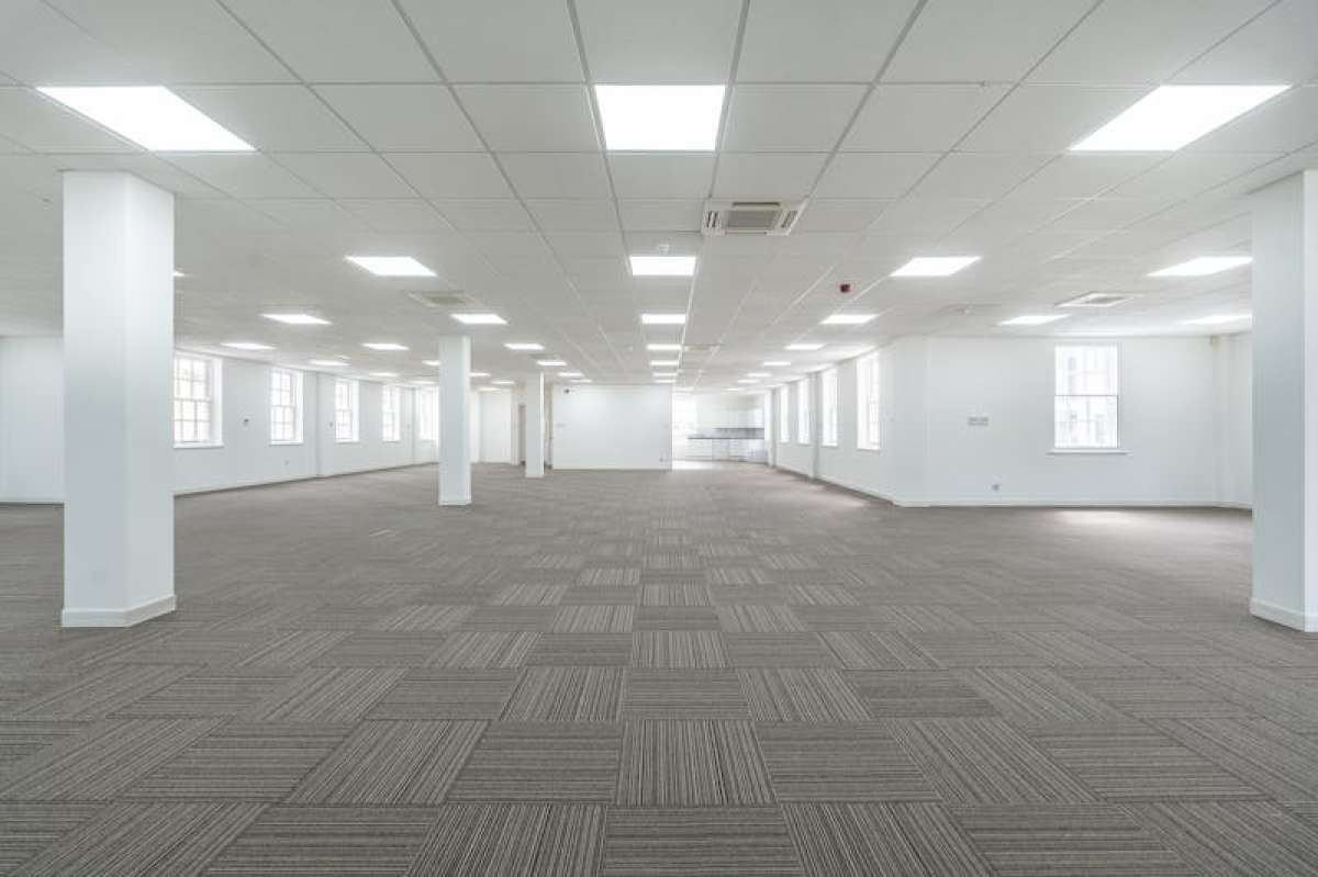 Office in Chertsey - photo 3