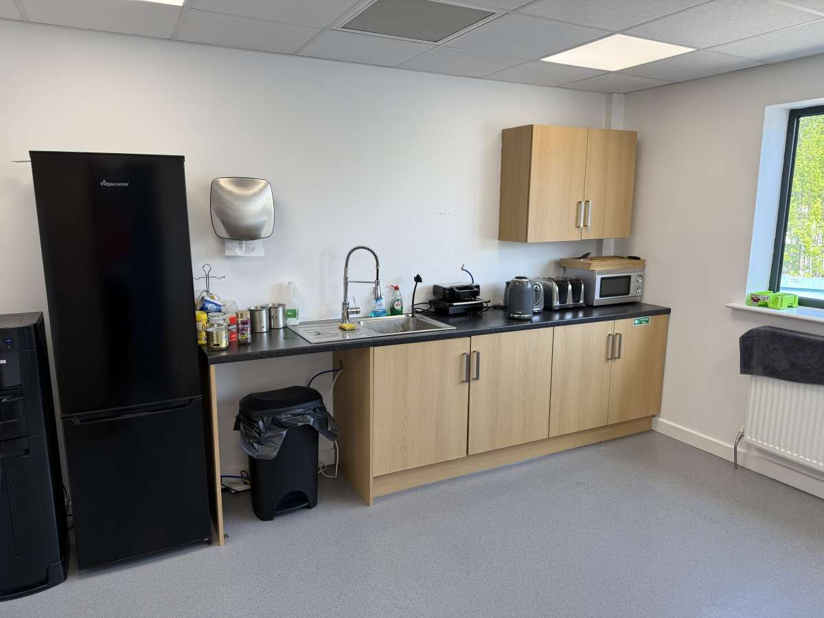 Office in Cleckheaton - photo 4