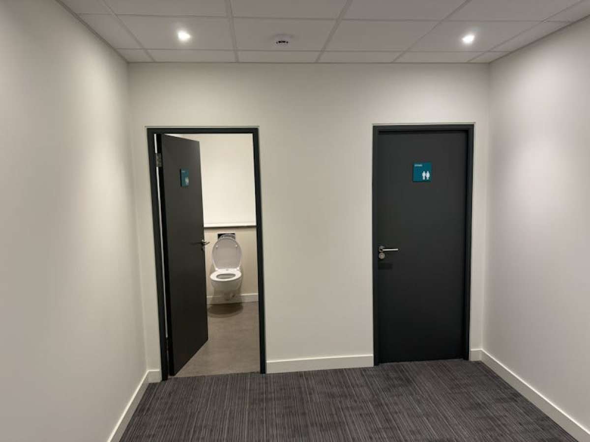 Office in Woking - photo 4