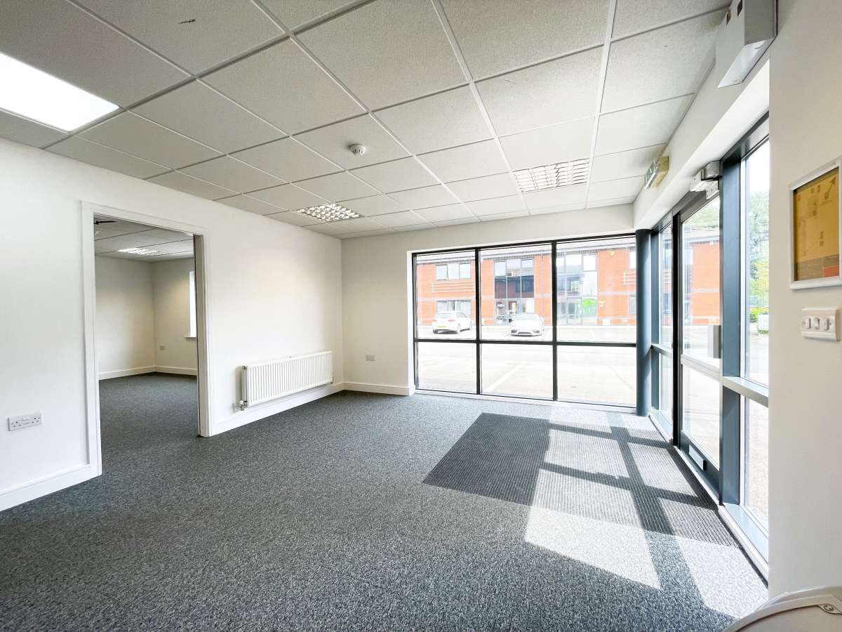 Office in Burton On Trent - photo 4