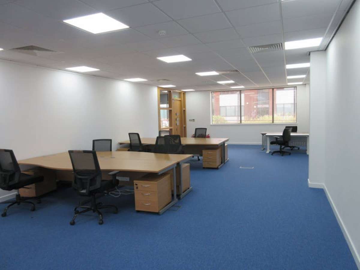 Office in Weybridge - photo 2