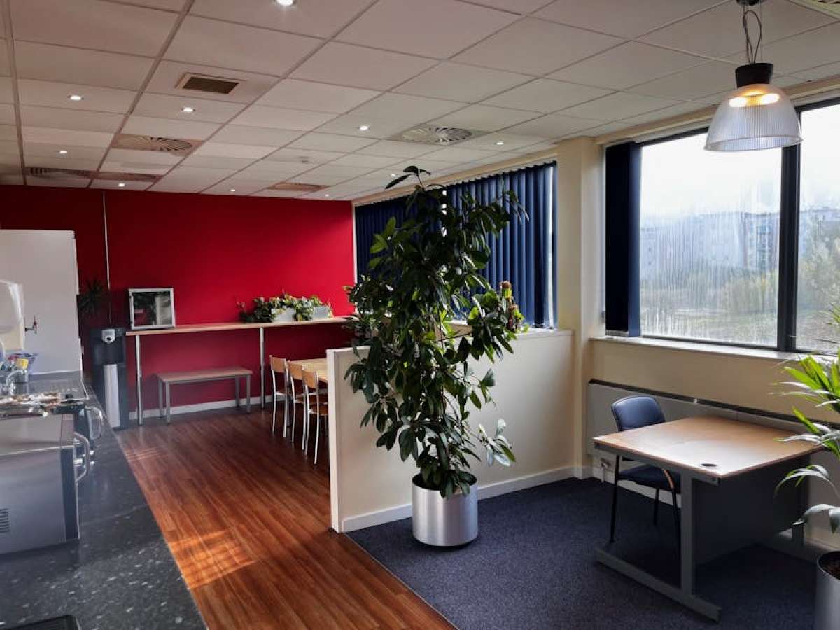 Office in Leatherhead - photo 3