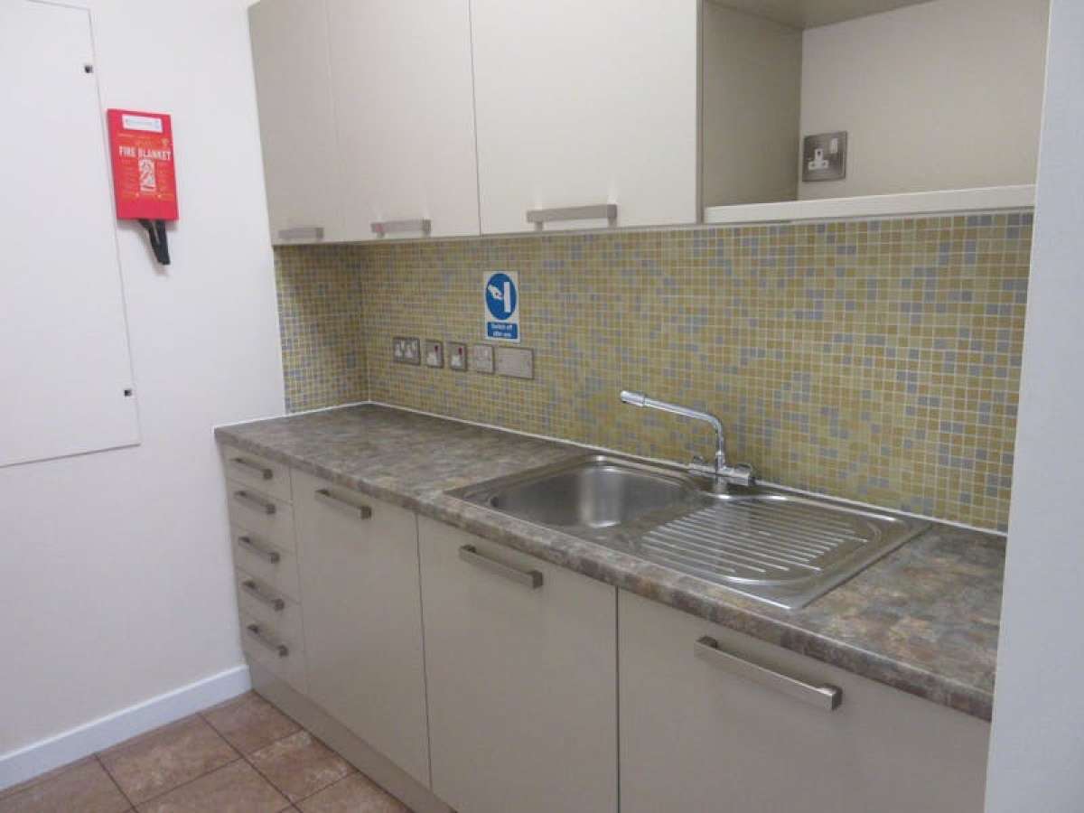 Office in Weybridge - photo 2