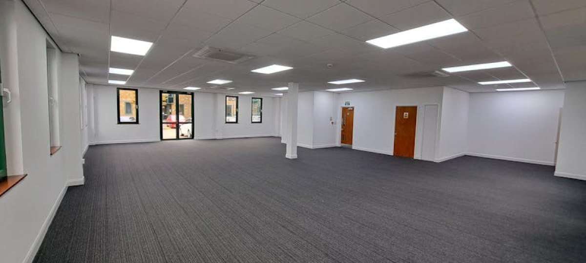 Office in Frimley - photo 2