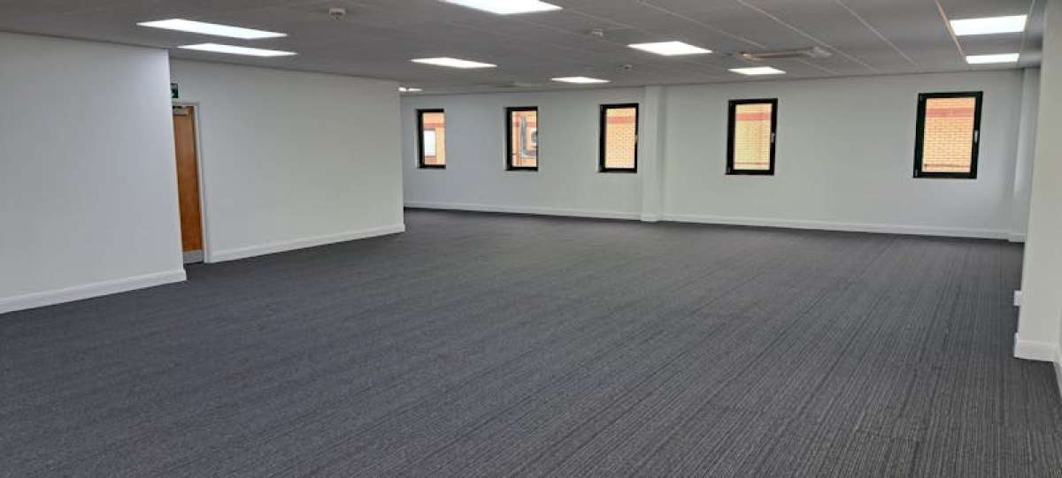 Office in Frimley - photo 4